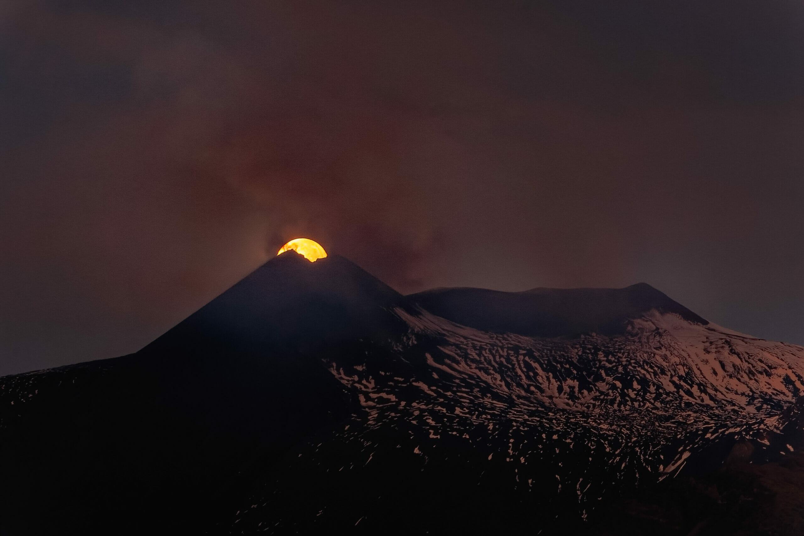 Il Vulcano Etna e la Luna – Meraviglie della natura
