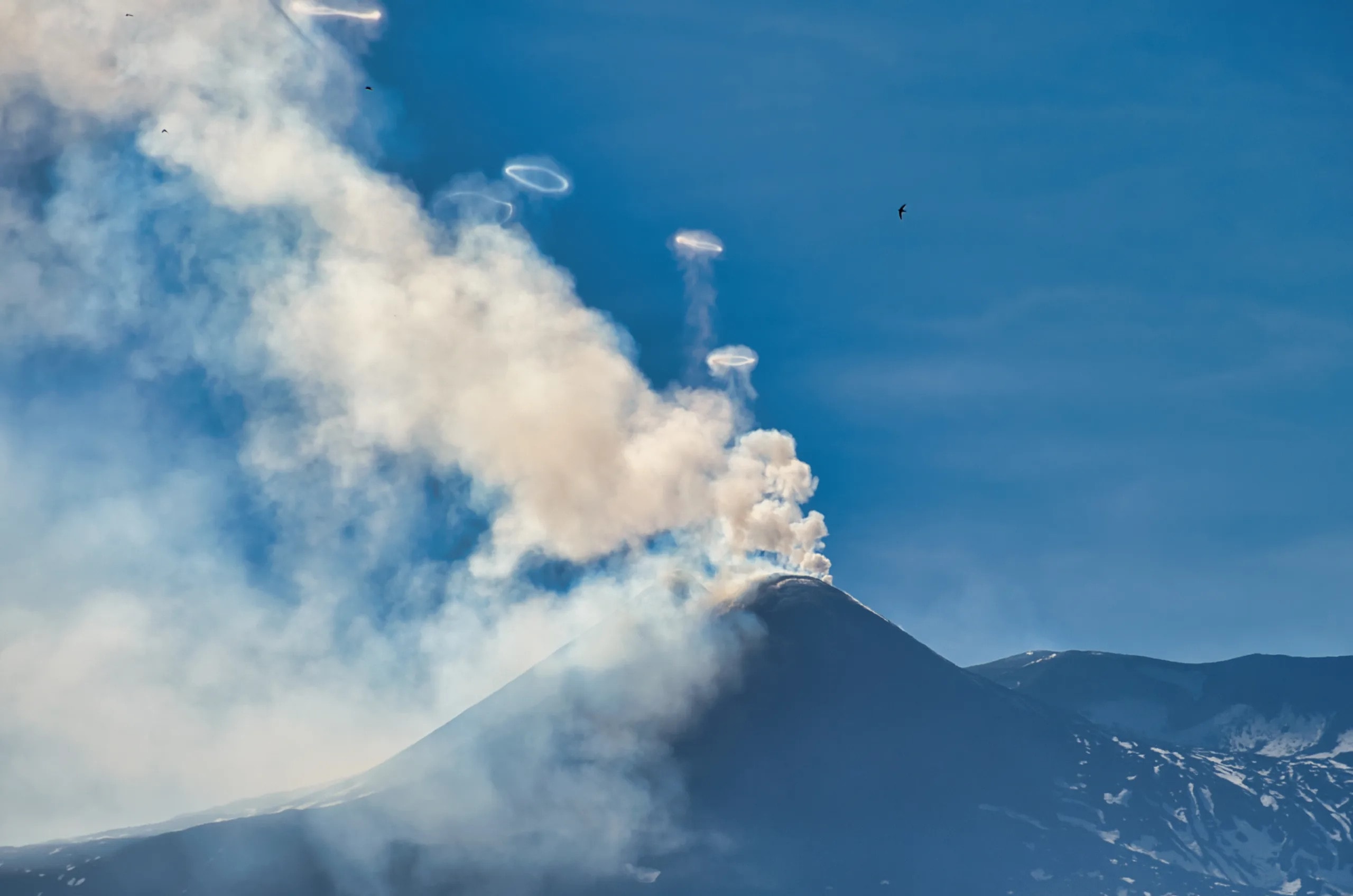 vulcano Etna esposione con anelli di fumo