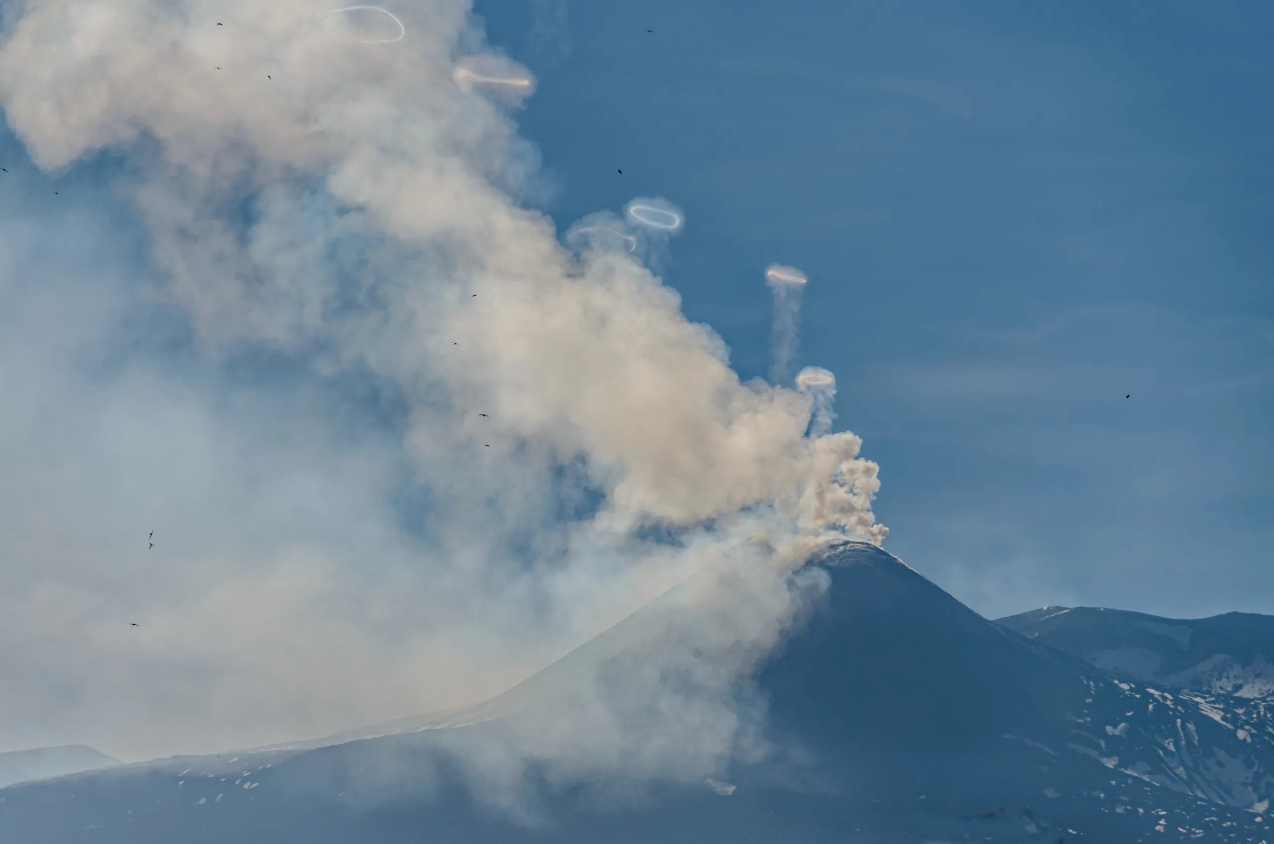 vulcano Etna eruzione con anelli di fumo